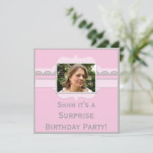 かわいいピンクのサプライズ誕生日パーティーで写真を追加 招待状 (スタンド正面)