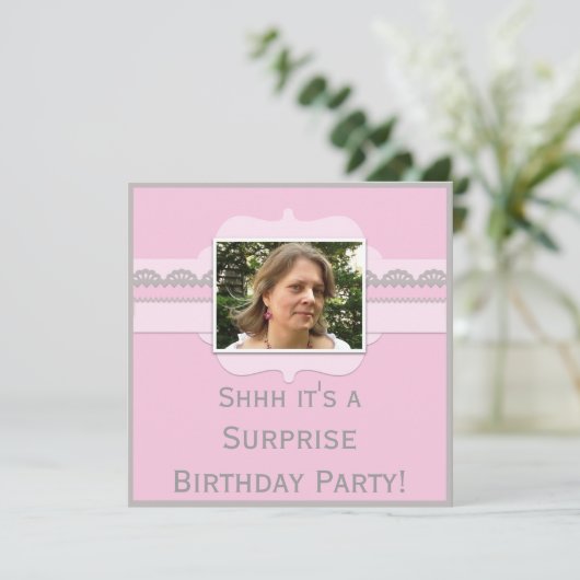かわいいピンクのサプライズ誕生日パーティーで写真を追加 招待状 (スタンド正面)