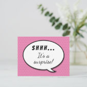 かわいいピンクのサプライズ誕生日パーティーのスピーチのバブル インビテーションポストカード (スタンド正面)