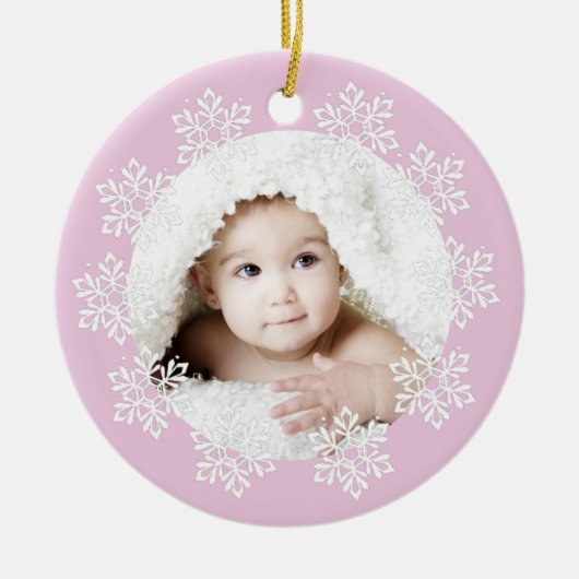 かわいいピンクのスノーフレークのフレームガールフォトクリスマス セラミックオーナメント (正面)