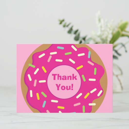 かわいいピンクのデコレーションが施されたドーナツの子供の誕生日パーティー サンキューカード (スタンド正面)