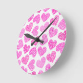 かわいいピンクのドードルハートバレンタインデーのパターン ラウンド壁時計 (傾斜)