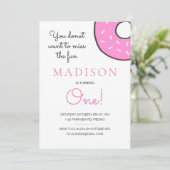 かわいいピンクのドーナツ女の子ターニングワンファースト誕生日 招待状 (スタンド正面)