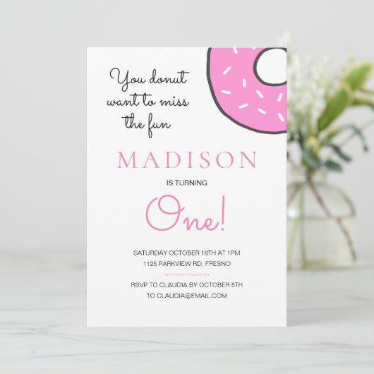 かわいいピンクのドーナツ女の子ターニングワンファースト誕生日 招待状 (スタンド正面)