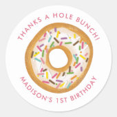 かわいいピンクのドーナツ誕生日パーティーのお願い ラウンドシール (正面)