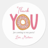 かわいいピンクのドーナツ誕生日パーティーのお願い ラウンドシール (正面)