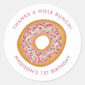 かわいいピンクのドーナツ誕生日パーティーのお願い ラウンドシール (正面)