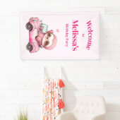 かわいいピンクのナマケモノ車を運転誕生日へようこそ 横断幕 (インサイチュ)