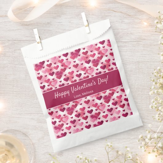 かわいいピンクのハートとカスタム文字バレンタインデー フェイバーバッグ (クリップ留めされた状態)