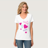 かわいいピンクのハートと愛 – ロマンチックなデザイン Tシャツ (正面フル)