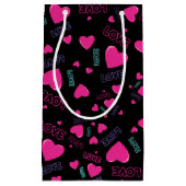 かわいいピンクのハートと愛 – ロマンチックなパターン スモールペーパーバッグ (正面)