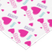 かわいいピンクのハートと愛 – ロマンチックなパターン テーブルクロス (アングル)