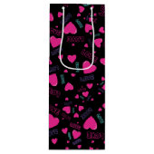 かわいいピンクのハートと愛 – ロマンチックなパターン ワインギフトバッグ (正面)