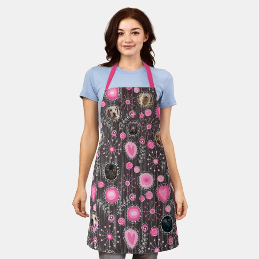 かわいいピンクのハートと花のドッグママ フォト コラージュ エプロン (着用した状態)
