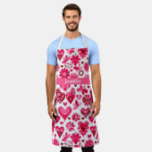 かわいいピンクのハートと花模様バレンタインデー エプロン (着用した状態)
