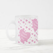 かわいいピンクのハートロマンチックなパターン フロストグラスマグカップ (左)
