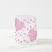 かわいいピンクのハートロマンチックなパターン フロストグラスマグカップ (中央)