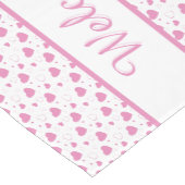 かわいいピンクのハートロマンチックなパターン ミディアムテーブルランナー (コーナー)