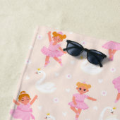 かわいいピンクのバレエダンサーの女の子のパーソナライズされた白鳥 ビーチタオル (インサイチュ)