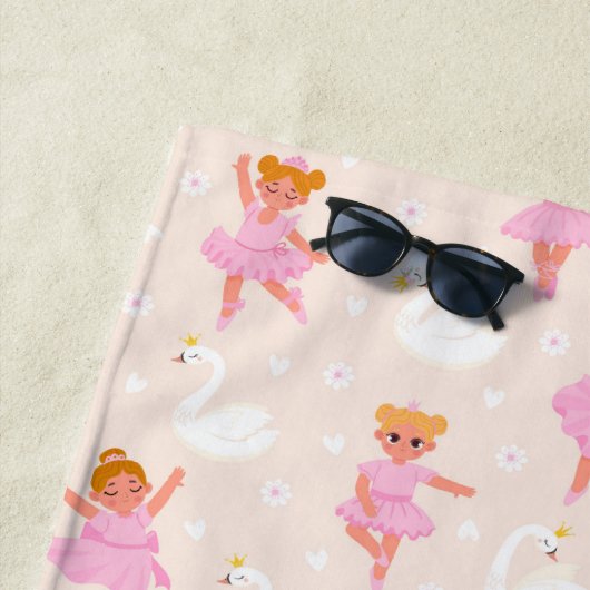 かわいいピンクのバレエダンサーの女の子のパーソナライズされた白鳥 ビーチタオル (インサイチュ)