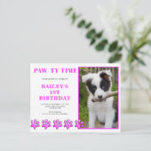 かわいいピンクのパーティータイムの犬の誕生日招待状 ポストカード (スタンド正面)