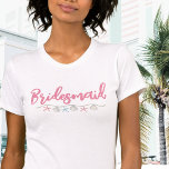 かわいいピンクのビーチバチェロレッテ花嫁 Tシャツ<br><div class="desc">かわいいピンクのスクリプトビーチバチェロレッテブライドメイドTシャツ。水の色のクール海岸や航海のピンクとティール（緑がかった色）の色合いのビーチのテーマは、花嫁と彼女のbestiesとのビーチの脱出のための雰囲気を設定する。フロリダ、ハンプトン、カリフォルニア、またはメキシコ、ハワイやバハマ国際的ーなどへの旅行から、この女の子の週末はロックされる！可愛いピンクとティール（緑がかった色）の貝殻とヒトデ。あの冷たい熱帯ビーチの雰囲気だ。フォントがモダンひねりを加えスタイリッシュているので、バチェロレッテの週末にぴったりの外観。砂と海を背景に思い出を作る、あなたとクルー。コーディネート作品も全部見て！</div>