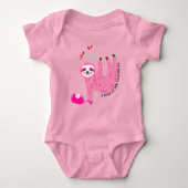 かわいいピンクのピックボールのナマケモノ🦥 ベビーボディスーツ (正面)