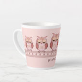 かわいいピンクのフクロウと名前をカスタムする カフェラテマグ (左アングル)