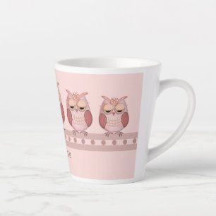 かわいいピンクのフクロウと名前をカスタムする カフェラテマグ