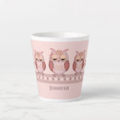 かわいいピンクのフクロウと名前をカスタムする カフェラテマグ (正面)