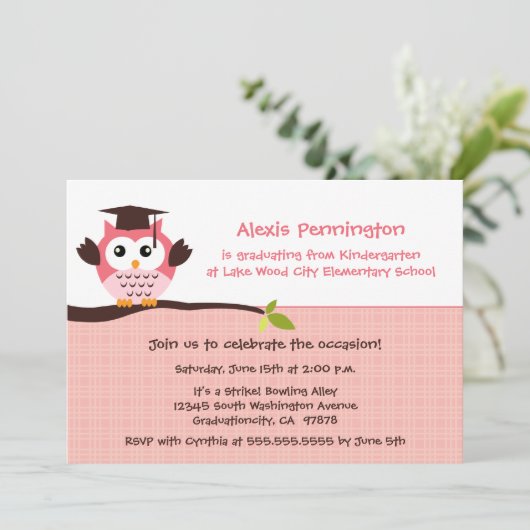 かわいいピンクのフクロウの基本的な女の子の卒業パーティー 招待状 (スタンド正面)