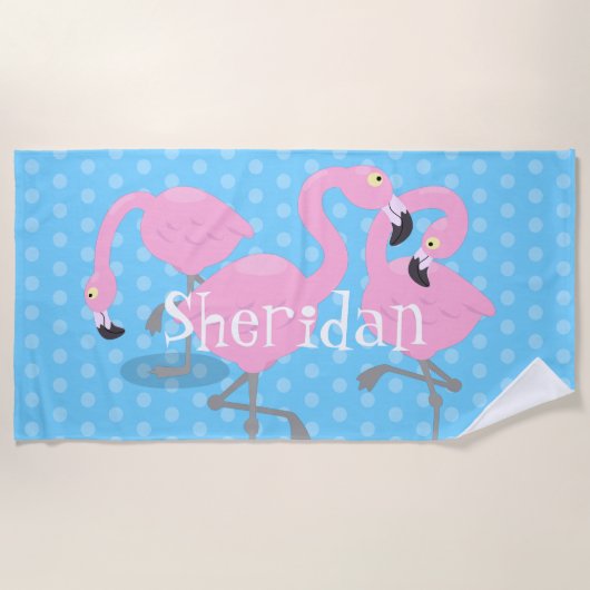 かわいいピンクのフラミンゴトリオブルーの漫画イラストレーション ビーチタオル (正面)