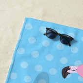 かわいいピンクのフラミンゴトリオブルーの漫画イラストレーション ビーチタオル (インサイチュ)