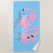 かわいいピンクのフラミンゴトリオブルーの漫画イラストレーション ビーチタオル (正面)