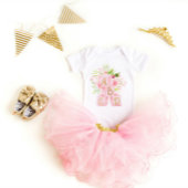 かわいいピンクのフローラブロックのアルファベット ベビーボディスーツ