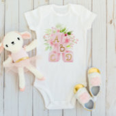 かわいいピンクのフローラブロックのアルファベット ベビーボディスーツ