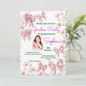 かわいいピンクのフローラボウガーリーフォト誕生日 招待状 (スタンド正面)