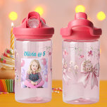 かわいいピンクのフローラ弓女の子フォトウォーターボトルギフト ウォーターボトル<br><div class="desc">この可愛いピンクのフローラボウ魅力的ウォーターボトルで小さな誕生祝いを喜ばせる。愛らしいパーソナライズされたピンクのフローラデザイン、スウィートボウアクセント、カスタマイズ可能なフォト宇宙を備えたウォーターボトル。この水瓶は単なる贈り物ではなく、おもしろいで機能的な方法で、お子様が使う毎に特別な日を思い出させる。パーティーの好意やスマイルと幸せな水分補給をもたらす単独プレゼントに最適！ストア👉👉👉👉とAmazing🥰🥰🥰でクール対応アイテム。私たちのコレクションに今すぐダイビングこの甘いピンクのフローラで優雅なtouchを持って小さな瞬間に弓を引き、生涯を続ける大切な思い出を作成する。</div>