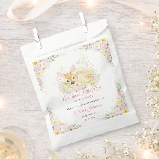 かわいいピンクのフローラ鹿の赤ちゃんシャワー フェイバーバッグ (クリップ留めされた状態)