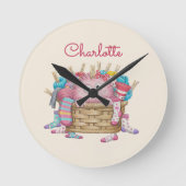 かわいいピンクのフワフワ靴下モンスターの子供向けデザイン ラウンド壁時計 (正面)