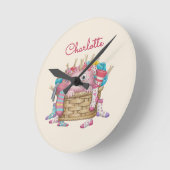 かわいいピンクのフワフワ靴下モンスター子供デザイン ラウンド壁時計 (傾斜)