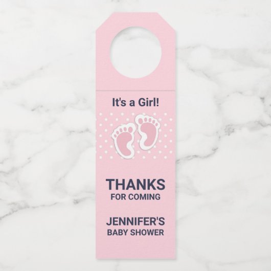 かわいいピンクのベビーガールの足跡それが女の子だ ボトルネックタグ (正面)