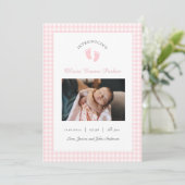 かわいいピンクのベビーガールの足跡フォト誕生 案内状 (スタンド正面)