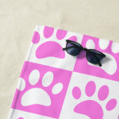 かわいいピンクのポープリントとチェッカーボードパターン ビーチタオル (インサイチュ)