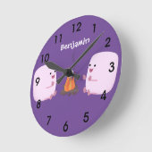 かわいいピンクのマシュマローズバイキャンプファイア漫画 ラウンド壁時計 (傾斜)