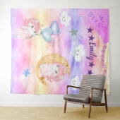 かわいいピンクのユニコーンの女の子が月に座っている赤ちゃん タペストリー (インサイチュ(横))