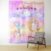 かわいいピンクのユニコーンの女の子が月に座っている赤ちゃん タペストリー (インサイチュ)