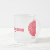 かわいいピンクのライチ漫画イラストレーション フロストグラスマグカップ (正面右)