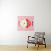 かわいいピンクのランブータンの漫画イラスト タペストリー (インサイチュ(横))