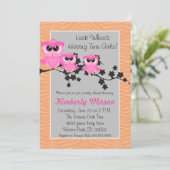 かわいいピンクの双子の女の子フクロウベビーシャワー招待状 招待状 (スタンド正面)